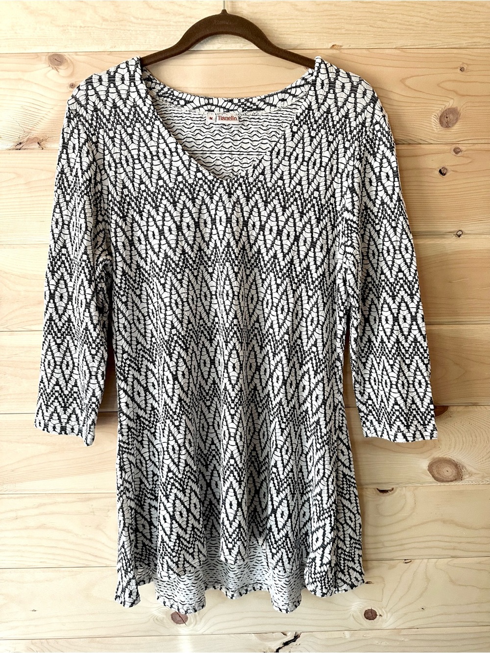 Tianello Lagenlook Chevron Geometric Knit Tunic Top Black White Sharkbite Hem M